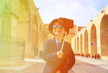 Akıllı küçük çocuk selfie sopa fotoğrafını Avrupa'da seyahat ederken