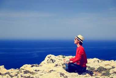 Yaz dağlar Yoga yapan erkek