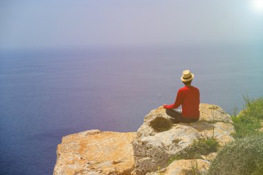Yaz dağlar Yoga yapan erkek