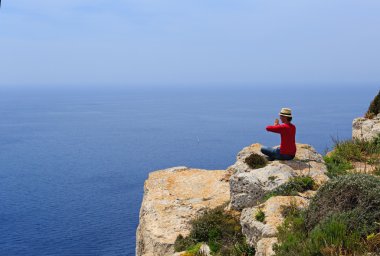 Yaz dağlar Yoga yapan erkek