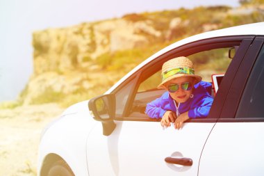 mutlu küçük çocuk seyahat dağlarda araba ile