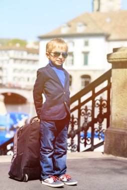 sırt çantası ile küçük turistik seyahat Avrupa'da