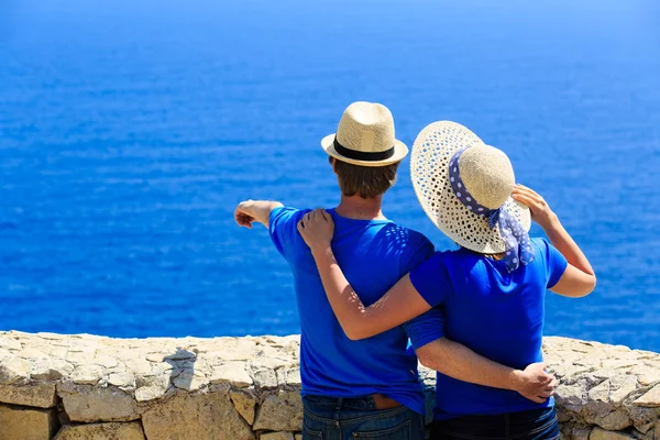 Feliz pareja en las vacaciones de verano en el mar —  Fotos de Stock