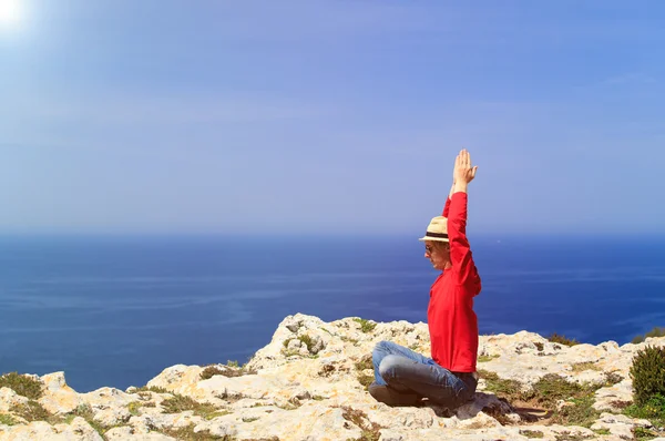 Hombre haciendo yoga en verano montañas — Foto de Stock