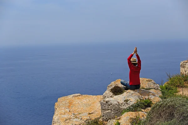Człowiek robi joga w letnie góry — Zdjęcie stockowe
