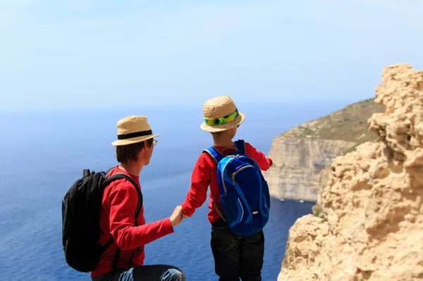 Père et fils regardant les montagnes en été — Photo