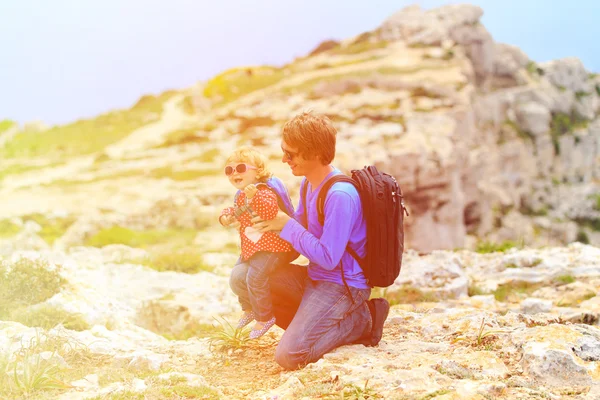 Père et petite fille randonnée en montagne — Photo