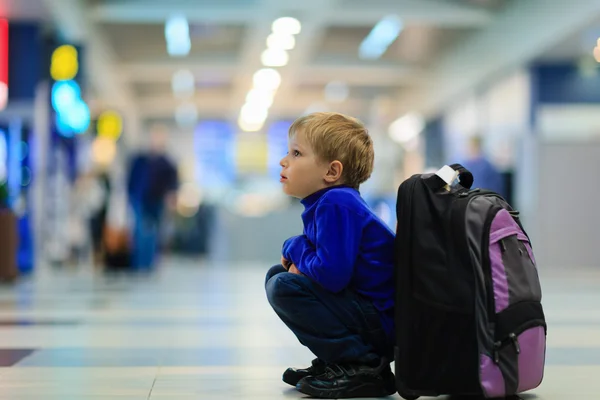 Mały chłopiec czeka na lotnisku — Zdjęcie stockowe