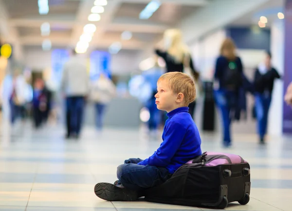 Liten pojke väntar på flygplatsen — Stockfoto