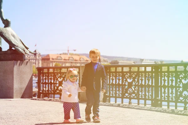 Bruder und Schwester spazieren im Sommer am Kai — Stockfoto