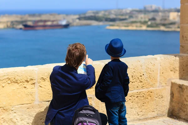 Πατέρας και γιος που ταξιδεύουν στη Μάλτα, Ευρώπη — Φωτογραφία Αρχείου