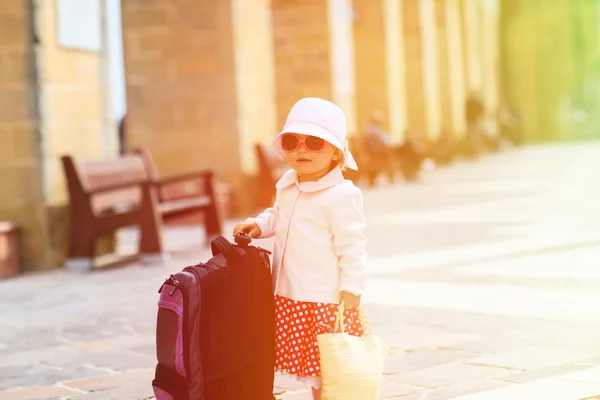 Cute little lady travelling in the city — Stock Photo, Image