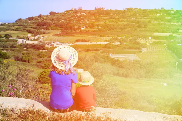 Mor och son tittar på natursköna land vyer i Malta — Stockfoto