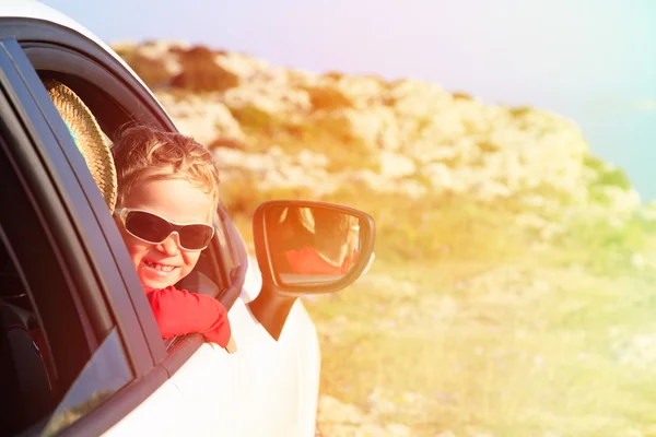 Szczęśliwy chłopiec podróży samochodem w górach — Zdjęcie stockowe