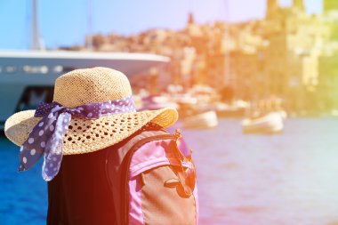 şapka ve yaz Malta tatilde sırt çantası