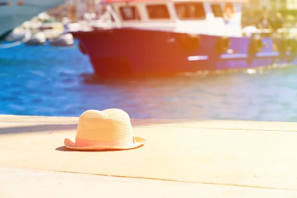 Sombrero de vacaciones en la costa de verano — Foto de Stock