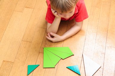 Beyin fırtınası. Düşünceler. Küçük çocuk çözme matematik problemi