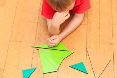 Beyin fırtınası. Düşünceler. Küçük çocuk çözme matematik problemi