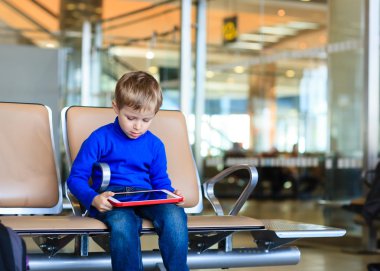 dokunmatik yüzey havaalanında bakarak küçük çocuk