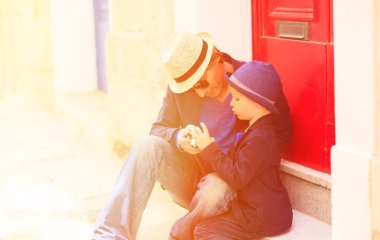 Baba ve oğul Avrupa şehirde seyahat