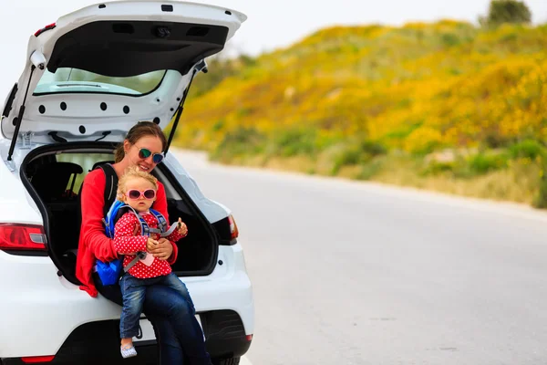 Madre e hija viajan en coche — Foto de Stock