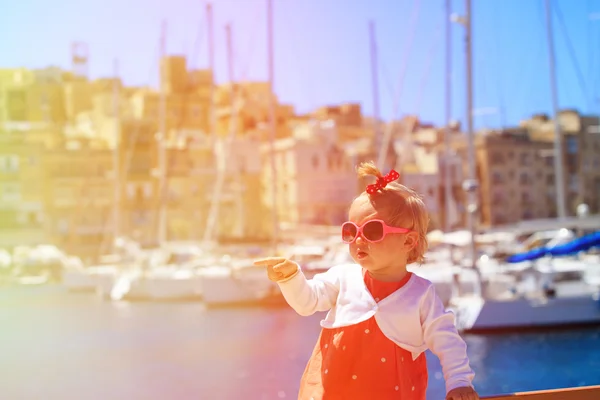 Симпатичная маленькая девочка путешествует в порту — стоковое фото