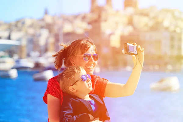 Mãe e filho fazendo selfie enquanto viaja na Europa — Fotografia de Stock