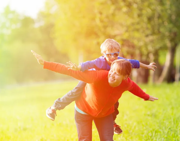 Moeder en zoon spelen in zomer park — Stockfoto