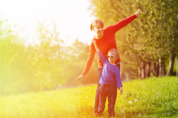 Anne ve oğlu yaz parkta oynarken — Stok fotoğraf