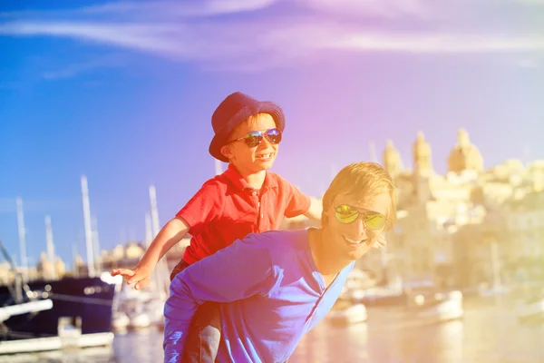 Pai e filho brincando no cais de Malta — Fotografia de Stock