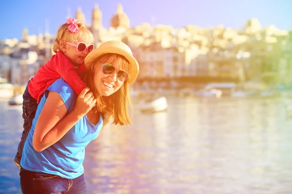 Moeder en dochter spelen op de kade van Malta — Stockfoto