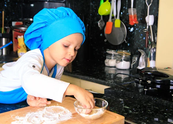 Küçük çocuk zevk mutfakta yemek — Stok fotoğraf