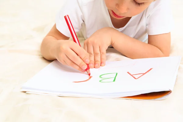 Kleine jongen leren om brieven te schrijven — Stockfoto