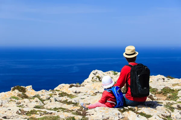 Padre e hija haciendo senderismo en las montañas — Foto de Stock