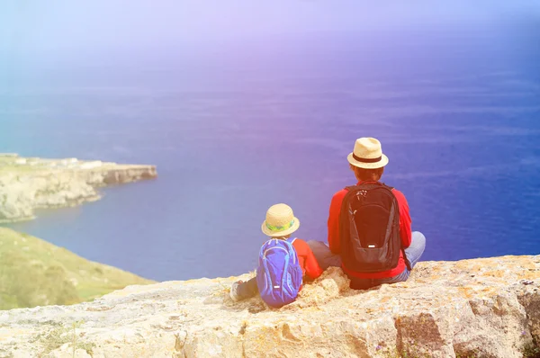 Pai e filho olhando para a vista cênica enquanto viajam — Fotografia de Stock