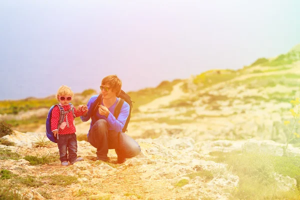 Pai e filha caminhadas nas montanhas — Fotografia de Stock