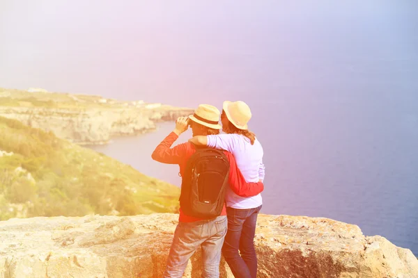 Jovem casal caminhadas em montanhas olhando binocular — Fotografia de Stock