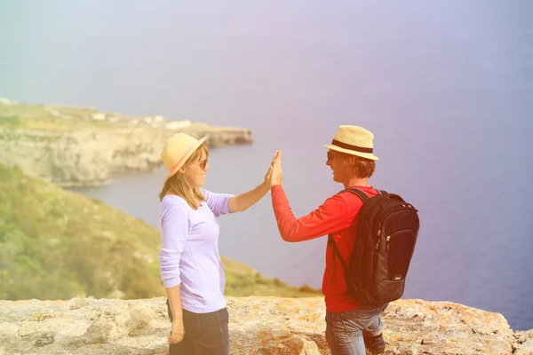 Happy young tourist couple hiking in mountains — Stock Photo, Image