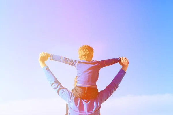 Батько і маленький син на плечах грають на небі — стокове фото