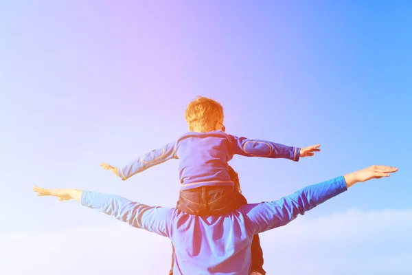 Father and little son on shoulders play at sky — Stock Photo, Image