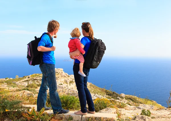 Küçük bebek yaz dağlarda hiking ile aile — Stok fotoğraf