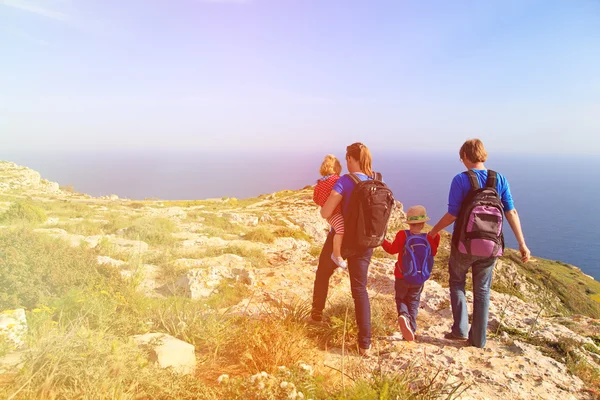 Familia con niños senderismo en las montañas de verano — Foto de Stock