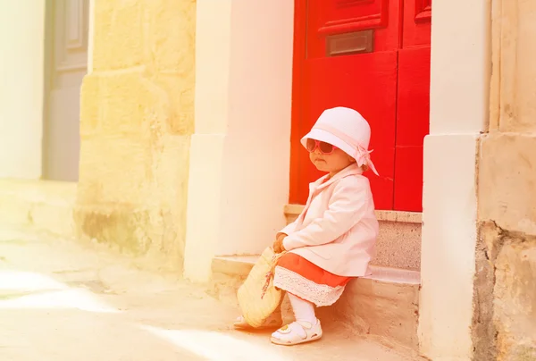 Linda menina esperando na porta na rua de Malta — Fotografia de Stock