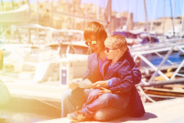 Pappa och Lille son tittar på kartan i hamnen — Stockfoto
