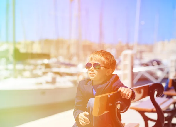 Счастливый маленький турист в европейской гавани — стоковое фото