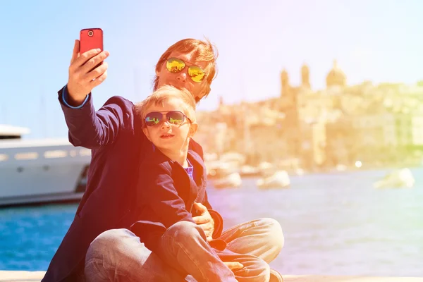 Pai e filho fazendo selfie enquanto viaja na Europa — Fotografia de Stock