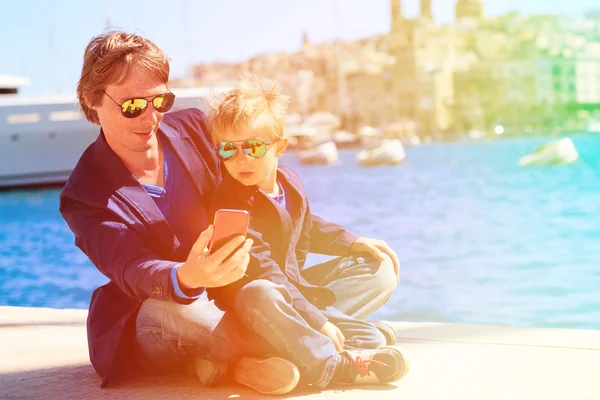 Vader en zoontje maken selfie terwijl het reizen in Europa — Stockfoto