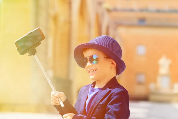 Malý chlapec s selfie stick obrázek při cestování v Evropě, Malta Royalty Free Stock Fotografie