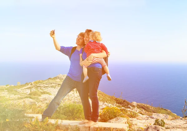 Rodina s malým dítětem, takže selfie zatímco pěší turistika v horách Royalty Free Stock Fotografie