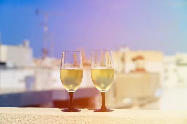 Вино служив luxury балконом в Європі — стокове фото